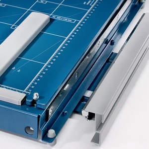 Narrow-strip cutting device